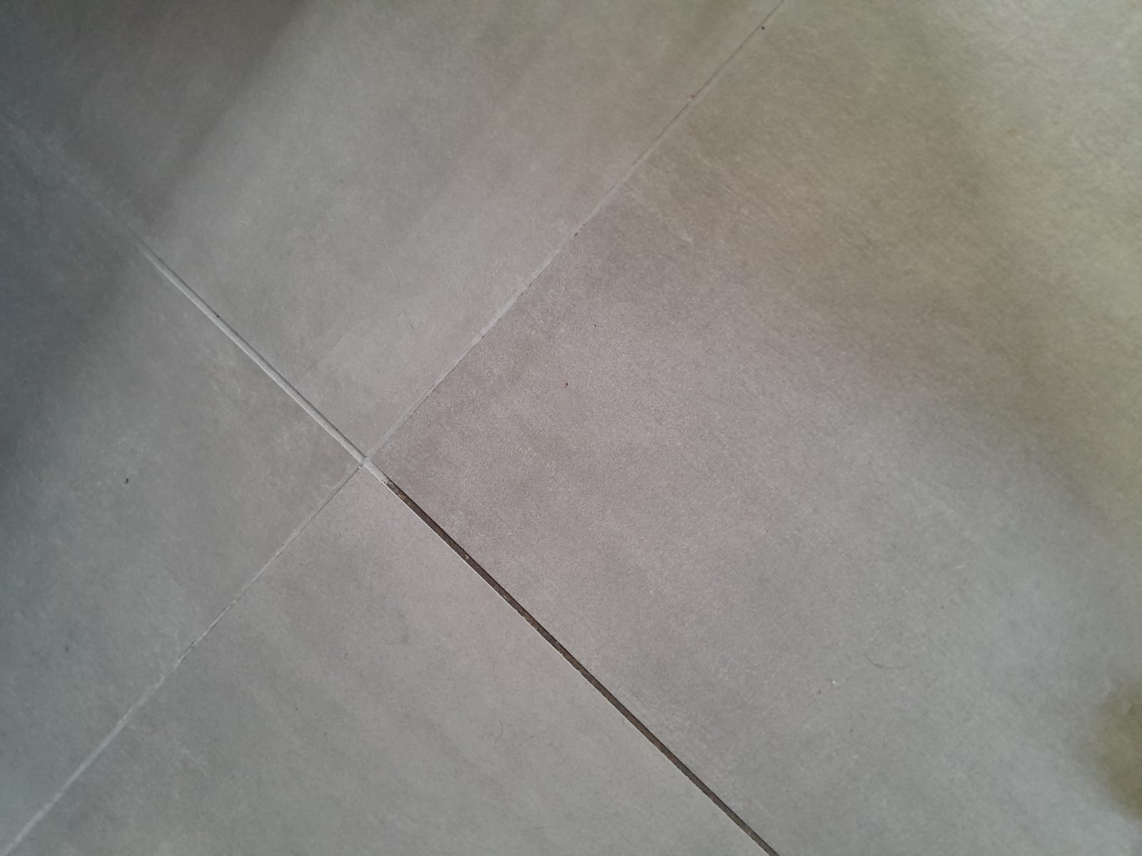 Carrelage, joint nettoyé et joint encore sale