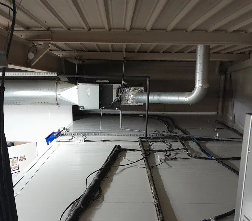 Local industriel propre et rangé après nettoyage